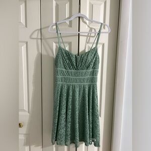 B. Smart Strapless Green Lace Dress